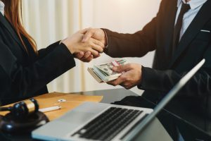 היתרונות והחסרונות של הלוואה בהוראת קבע לפושטי רגל