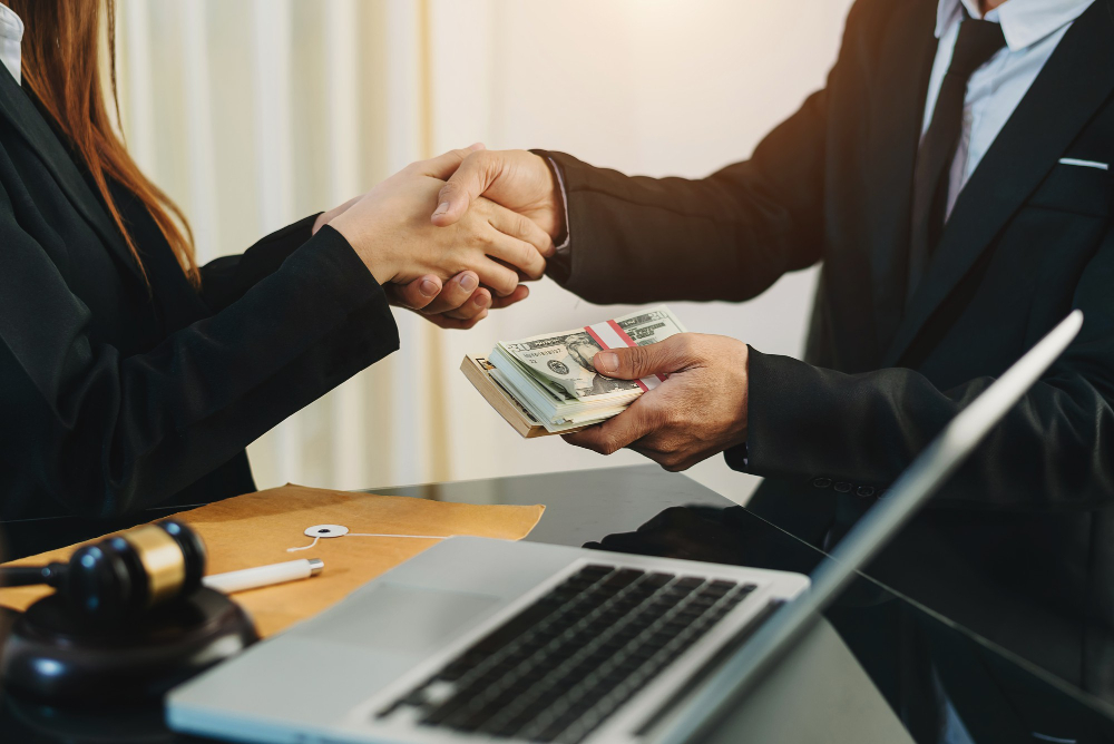 היתרונות והחסרונות של הלוואה בהוראת קבע לפושטי רגל